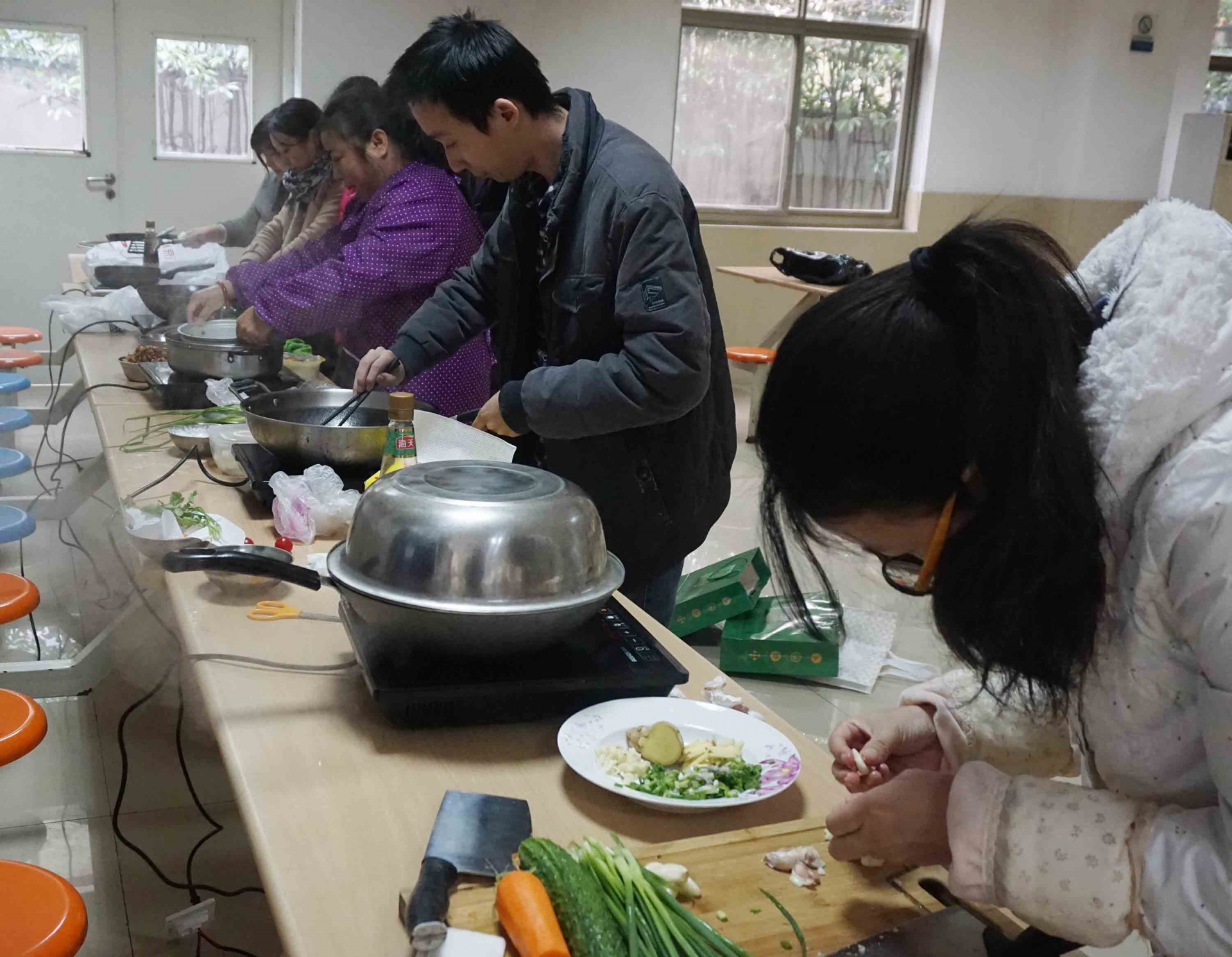 
                            魚火相逢，互展廚技，共烹友旺情！