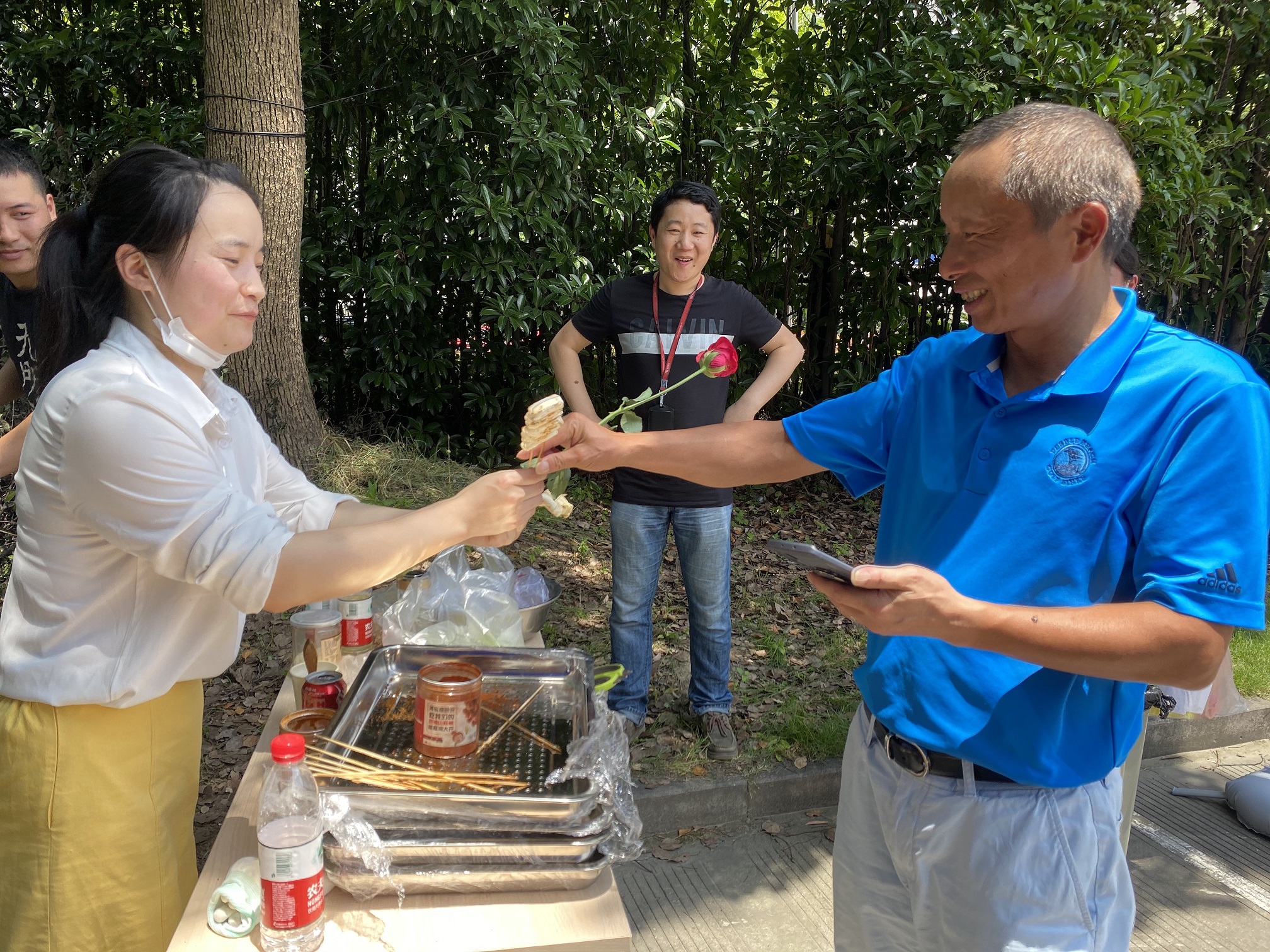 
                            地攤VS公益——我公司開展“義賣集市，友旺喊你來擺攤啦”活動